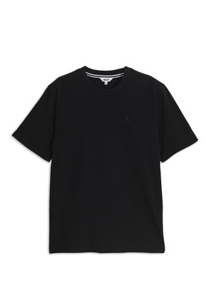 Schwarzes T-Shirt mit kurzen Ärmeln und Rundhalsausschnitt, mit einem kleinen gestickten Logo auf der linken Brust und einem gestreiften Innenkragenetikett.