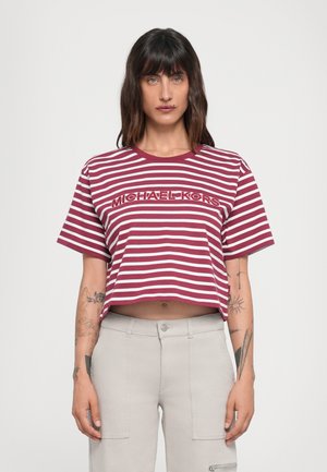 Korte mouw t-shirt met cropped snit in bordeauxrood en witte horizontale strepen, met een logo aan de voorkant in een contrasterende kleur. Glad katoenmateriaal.