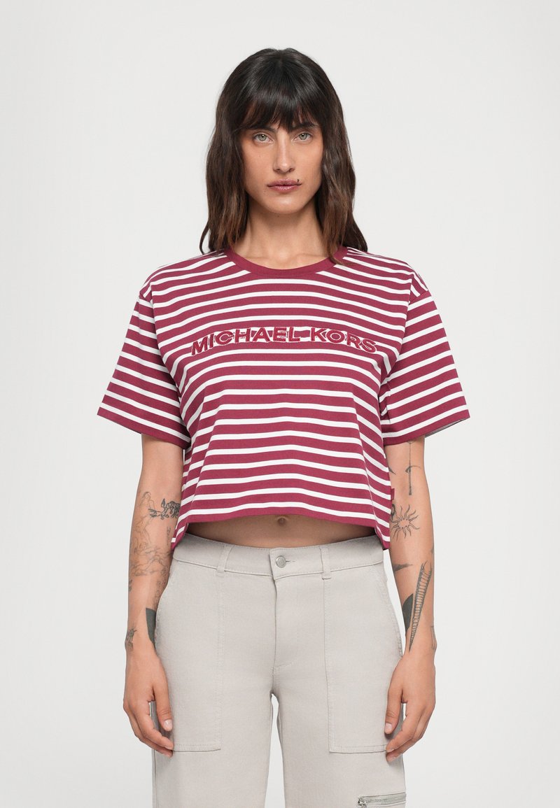 Korte mouw t-shirt met cropped snit in bordeauxrood en witte horizontale strepen, met een logo aan de voorkant in een contrasterende kleur. Glad katoenmateriaal.
