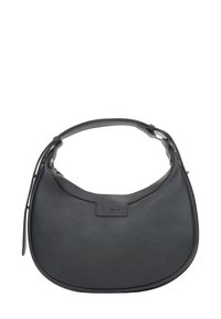 Černá kožená kabelka přes rameno s zakřiveným siluetou, hladkým povrchem a krátkým uchopem. Obsahuje decentní branding na přední straně.