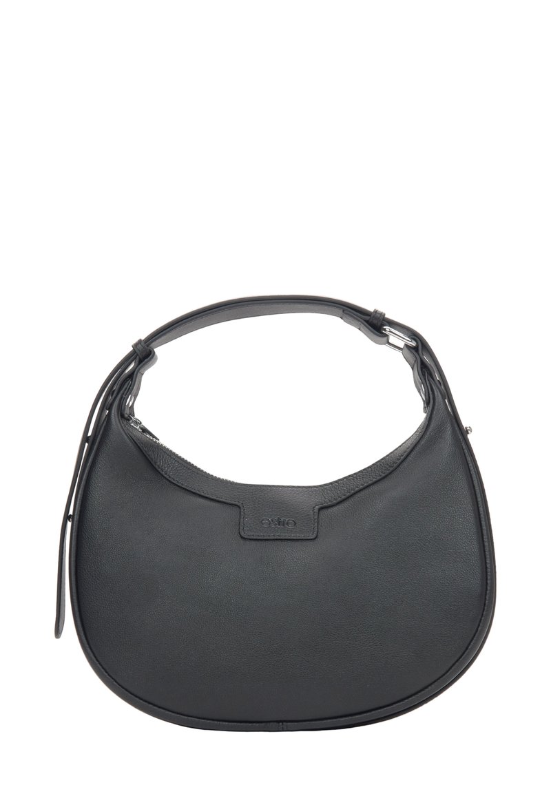 Černá kožená kabelka přes rameno s zakřiveným siluetou, hladkým povrchem a krátkým uchopem. Obsahuje decentní branding na přední straně.