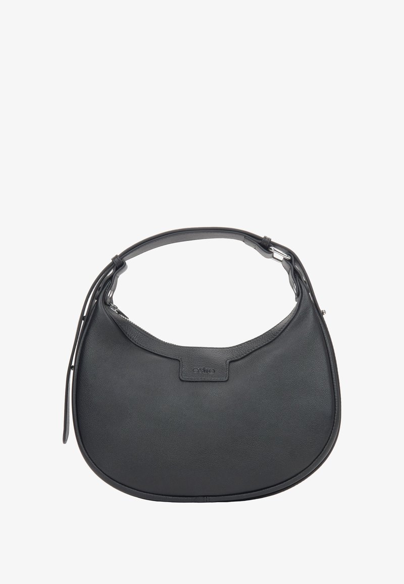 Černá kožená kabelka přes rameno s zakřiveným siluetou, hladkým povrchem a krátkým uchopem. Obsahuje decentní branding na přední straně.