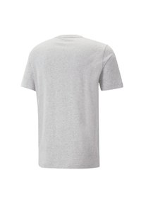 Camiseta de algodón gris de cuello redondo y mangas cortas, presenta una textura suave y un diseño sencillo, sin acentos ni patrones notables.