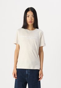 Světle šedé bavlněné tričko s kulatým výstřihem, krátkými rukávy a na přední straně bílým logem "TOMMY HILFIGER EST. 1985".
