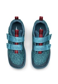 Sneaker in tessuto blu con due cinturini regolabili, un accento rosso e un design in rete testurizzata. Suola in gomma con battistrada per una buona aderenza.