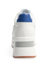 Białe sneakersy o niskim profilu, z niebieskim skórzanym zapiętkiem, szarym śródpodeszwą i subtelną teksturą na cholewce. Logo marki wytłoczone na zapiętku.