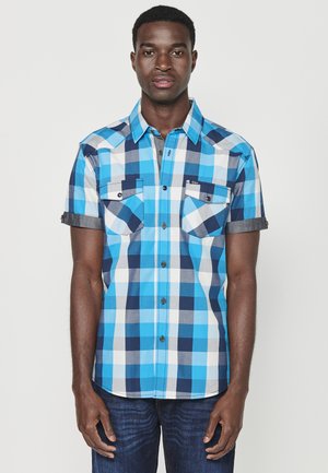 Blau-weißer karierten Kurzarmhemd mit Button-Down-Kragen, zwei Brusttaschen und kontrastierenden Denim-Manschettenakzenten.