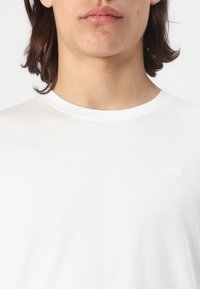 TOM TAILOR BASIC CREW NECK - Camiseta básica - white