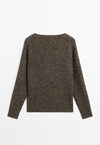 Brązowy i beżowy sweter z melanżowej dzianiny, z długimi rękawami i ściągaczem w okolicy szyi, wyeksponowany na białym tle.