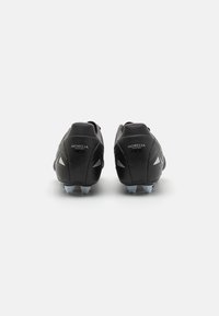 Toma da scarpe da calcio nere con tomaia in pelle liscia, tallone stampato e tacchetti in plastica grigia su una suola testurizzata, con il marchio "MORELIA NEO".
