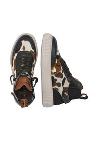 Sneaker alte in una combinazione di pelle di vitello e pelle in beige, marrone e nero, con lacci verdi e una suola in gomma testurizzata.