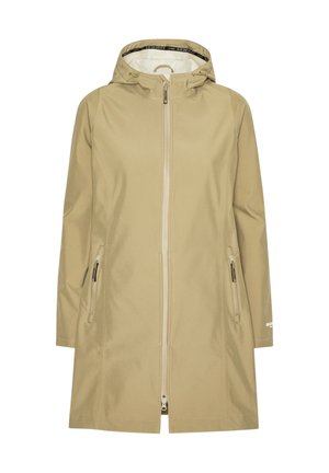 Chaqueta impermeable beige con cremallera frontal completa, capucha ajustable, dos bolsillos laterales con cremallera y textura suave. Mangas largas, diseño de longitud media.