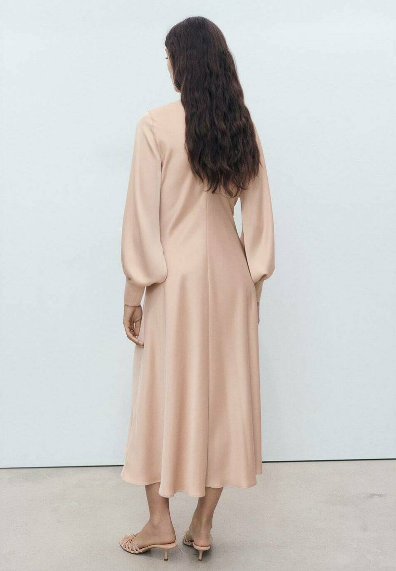Fashion Mango Nouvelle Collection Printemps 2021 Morgan Long Silk Robe  Available In White, Black Or Champagne
