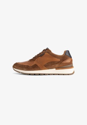 Braune Leder- und Wildledersneaker mit strukturierten Akzenten, runder Zehenform und einer weißen Gummisohle. Verfügt über eine dunkelblaue Ferse und ein Schnürdesign.