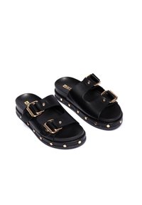 Černé sklouzávající sandály s dvěma nastavitelnými popruhy, vybavené zlatými sponami a cvočky na podrážce. Vyrobeno z texturovaného materiálu.