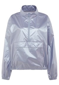 Helle lila, leichte Jacke mit halbem Reißverschluss vorne, hohem Kragen, elastischen Bündchen und einer Vordertasche. Glatte, glänzende Textur.