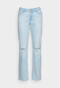 Jeans de denim azul claro com um design de perna reta, apresentando rasgos nos joelhos, estilo de cinco bolsos e fecho com botão na cintura.