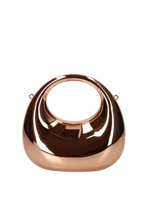 Sac à main en métal rose doré brillant avec une forme triangulaire arrondie et une grande poignée circulaire évidée en haut.