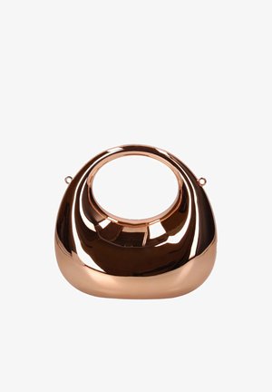 Borsa in metallo color oro rosa lucido con una forma triangolare arrotondata e un grande manico circolare a taglio nella parte superiore.