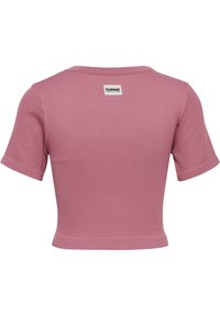 Geribbelde top met korte mouwen in lichtroze met een cropped ontwerp. Bevat een label met het "hummel" logo op de achterkant voor een subtiele branding.