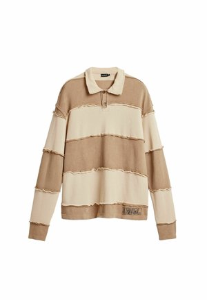 Rudos ir kreminės spalvos dryžuota ilgomis rankovėmis polo marškinėliai su apykakle, saga užsegama priekyje, nusitrynusiais kraštais ir mažu logotipu apatiniame krašte.