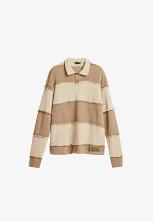 Rudos ir kreminės spalvos dryžuota ilgomis rankovėmis polo marškinėliai su apykakle, saga užsegama priekyje, nusitrynusiais kraštais ir mažu logotipu apatiniame krašte.