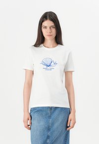 Hvid bomulds t-shirt med korte ærmer, prydet med et blåt muslingeskal grafik og kursiv tekst "Muslingesamler siden 1996" på forsiden.