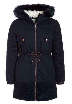 Parka d'hiver bleu marine avec capuche bordée de fausse fourrure, fermeture éclair frontale, taille à cordon, deux poches poitrine avec boutons-pression et ourlet inférieur texturé.