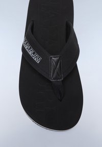 Infradito nero con ampie fascette di tessuto, logo Napapijri marchiato sulla fascetta e sottopiede testurizzato su uno sfondo chiaro uniforme.