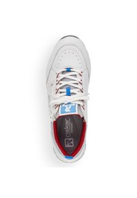 Zapatilla blanca con parte superior de malla y cuero, cuello acolchado, acentos azules, forro rojo, detalles perforados y suela texturizada.
