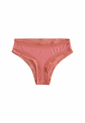 Różowe damskie figi z koronkową lamówką wzdłuż talii i otworów na nogi, prążkowana faktura tkaniny na białym tle.