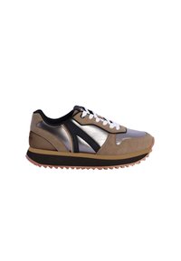 Zapatillas que presentan una combinación de ante beige y secciones plateadas metálicas, acentos negros, cordones blancos y una suela de goma texturizada.