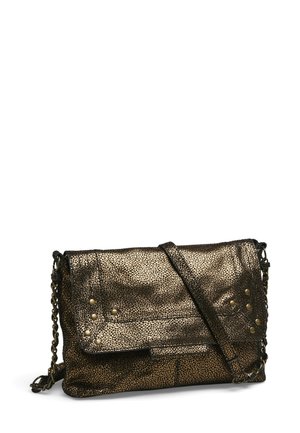 Sac bandoulière métallisé or et noir avec une surface texturée, des clous décoratifs, un rabat plié et une bandoulière chaîne.