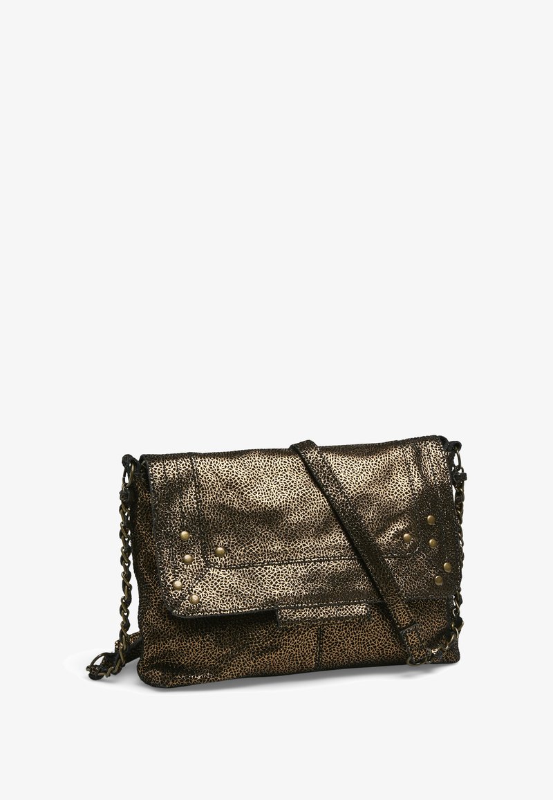 Sac bandoulière métallisé or et noir avec une surface texturée, des clous décoratifs, un rabat plié et une bandoulière chaîne.