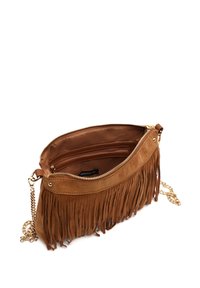 Braune Wildleder-Clutch mit Fransendetails, goldenen Beschlägen, Reißverschluss und einer Innentasche. Kettenriemen für das Tragen crossbody.