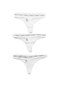 Drie witte stringetjes met elastische banden aan de taille met het Calvin Klein-logo. Zachte katoenstof met minimale stiksels en een naadloos ontwerp.