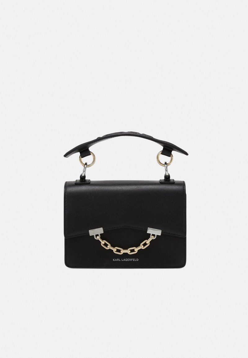 Borsa nera strutturata realizzata in pelle liscia, con manico corto, dettaglio in catena e hardware minimale in argento. Logo sul davanti.