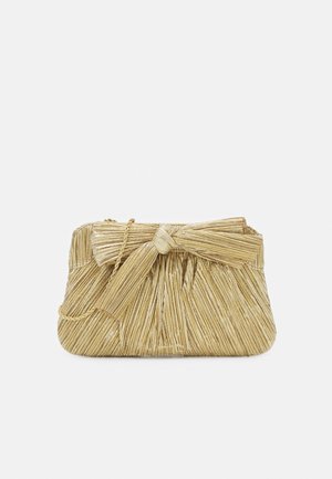 Geweven stro clutch tas in lichtbeige, met een strikdetail bovenop en een dunne kettingriem, met een textuurrijke oppervlakte en afgeronde vorm.