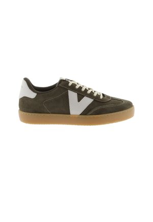 Lage donkergroene suède sneaker met witte veters, witte hieltab, wit zij-V-logo en een buitenzool van natuurrubber.
