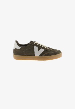 Lage donkergroene suède sneaker met witte veters, witte hieltab, wit zij-V-logo en een buitenzool van natuurrubber.