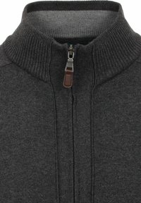 Grauer Strickpullover mit hohem Kragen, ausgestattet mit einem Reißverschluss und einem braunen Lederpull. Gerippte Textur entlang des Kragens und an der Vorderseite.
