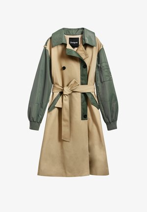 Beige és zöld színű trench coat, övvel a deréknál, galléros nyakkal, gombos záródással, és egy cipzáros zsebbel az ujjon.