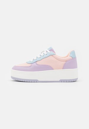 Plattform-Sneaker mit pastellrosa, Lavendel- und hellblauen Panele. Strukturiertes Material mit weißen Schnürsenkeln und einer dicken weißen Sohle.