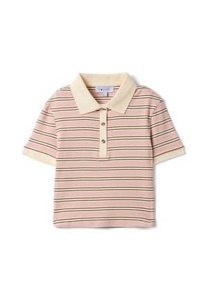 Polo rose à manches courtes avec col et poignets crème, rayures horizontales marron et crème, et trois boutons sur le devant.