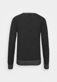 Maglione nero a maniche lunghe con scollatura rotonda e orlo grigio testurizzato. Il materiale appare morbido con una finitura liscia.
