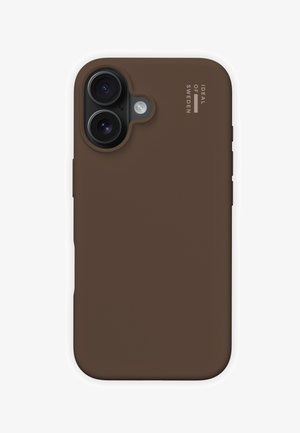 Bruine siliconen telefoonhoes met nauwkeurige uitsparingen voor dubbele camera's en een strakke, matte textuur. Branding zichtbaar aan de zijkant.
