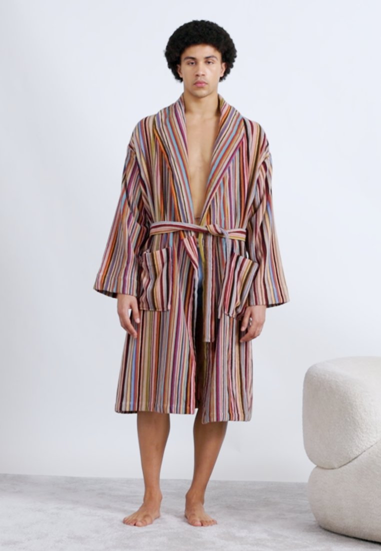 Peignoir rayé avec une coupe ample, des manches larges, deux poches avant et une ceinture nouée, fabriqué en matériau doux texturé dans plusieurs couleurs.