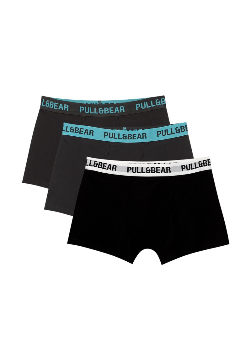Drei Paare Pull&Bear Boxershorts: schwarz, dunkelgrau und schwarz, mit kontrastierenden elastischen Taillenbändern – türkis und weiß mit Logo-Text.
