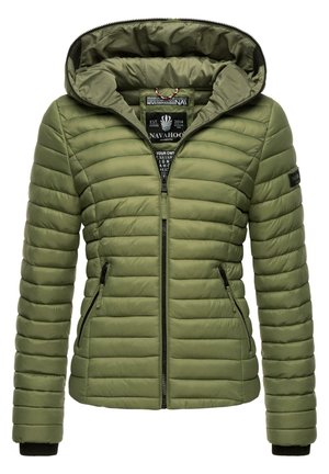 Oliivinvihreä puffatakki hupulla, päällystetty tikkikuvio, vetoketjulliset taskut ja elastiset hihnat. Vuoritettu sisustus, jossa näkyvät tarrat.