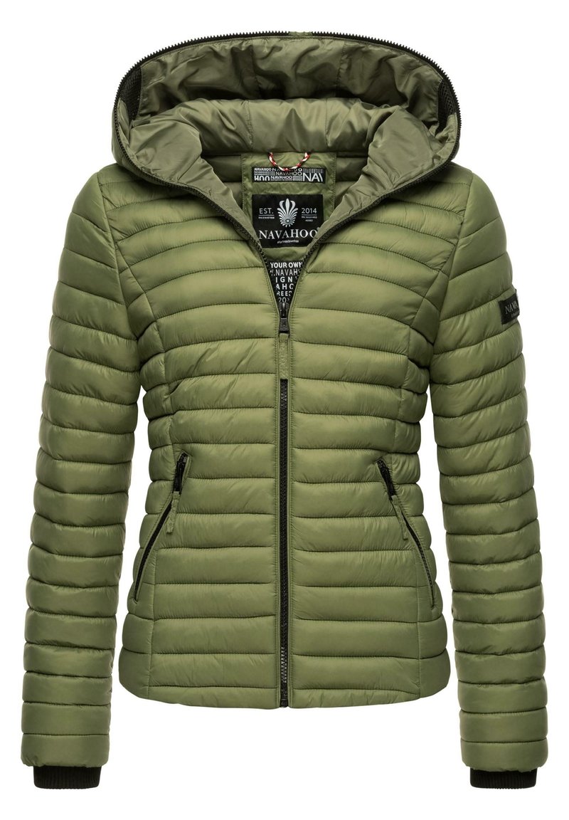 Olivgrüne Puffjacke mit Kapuze, gestepptem Muster, mit Reißverschlusstaschen und elastischen Bündchen. Futter innen mit sichtbaren Etiketten.